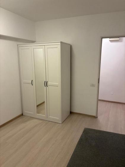 Apartament cu 3 camere semidecomandat, mobilat în Tineretului