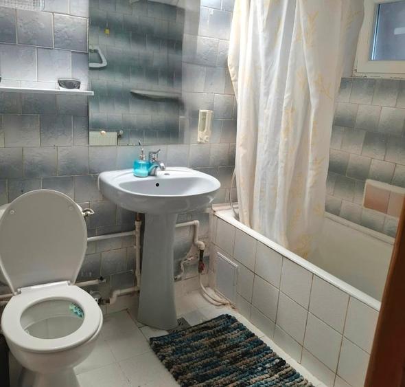 Apartament cu 3 camere decomandat, mobilat în Central