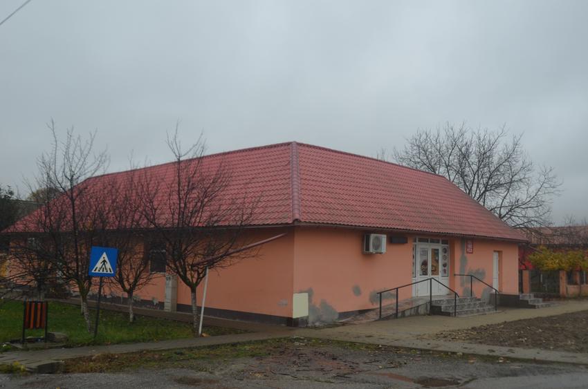 Casă individuală cu 4 camere cu Canalizare în Pădureni (Jebel)
