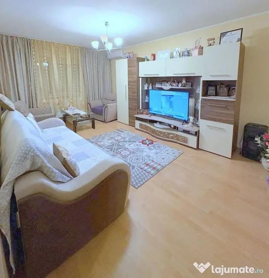 Apartament cu 3 camere decomandat în