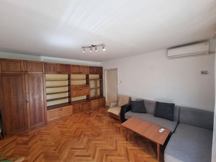 Apartament cu 3 camere semidecomandat, mobilat în Girocului