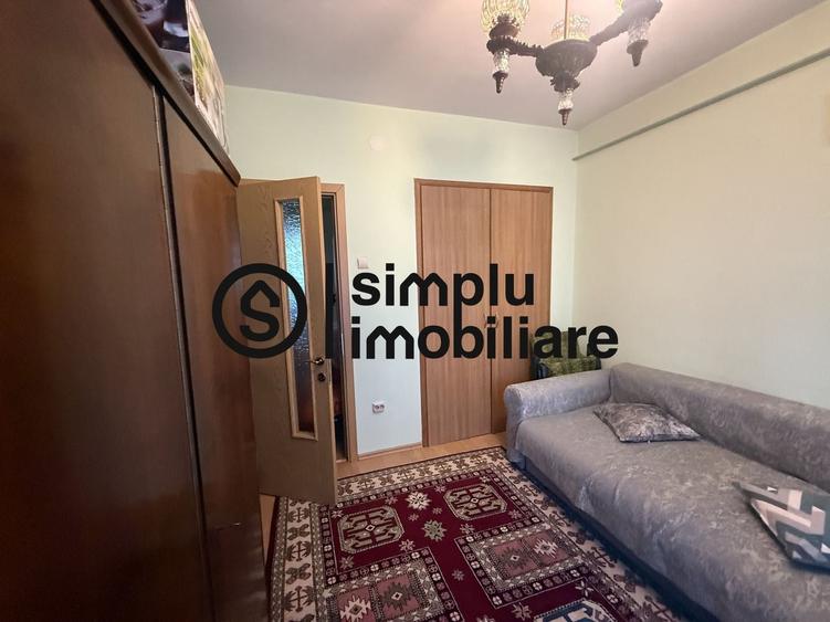 Apartament cu 3 camere semidecomandat în Rovine