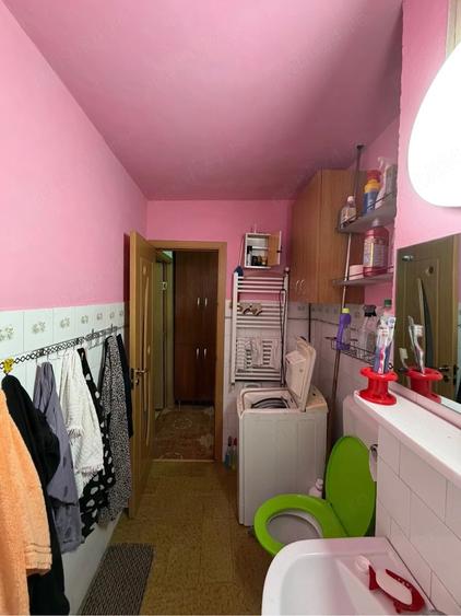 Apartament cu 3 camere semidecomandat, mobilat în Central