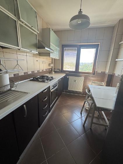 Apartament cu 3 camere semidecomandat, mobilat în 13 Septembrie