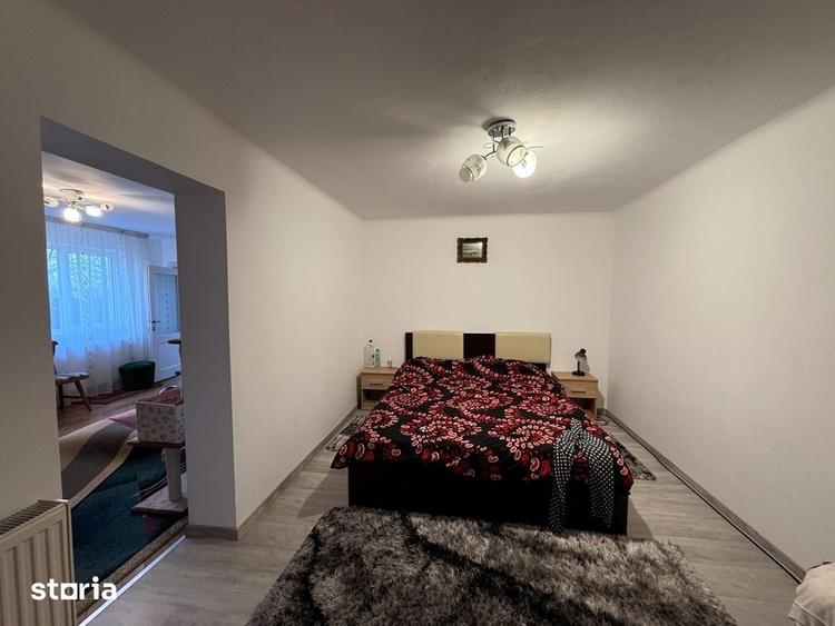 Casă cu 8 camere cu Teren 1300 Mp în Păulești