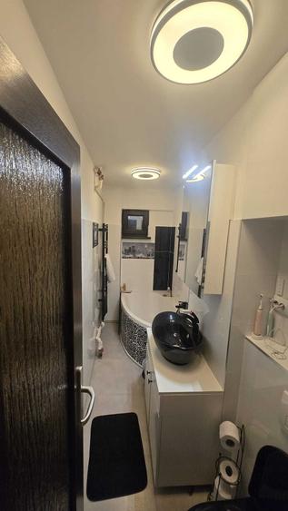 Apartament cu 4 camere semidecomandat în Crângași