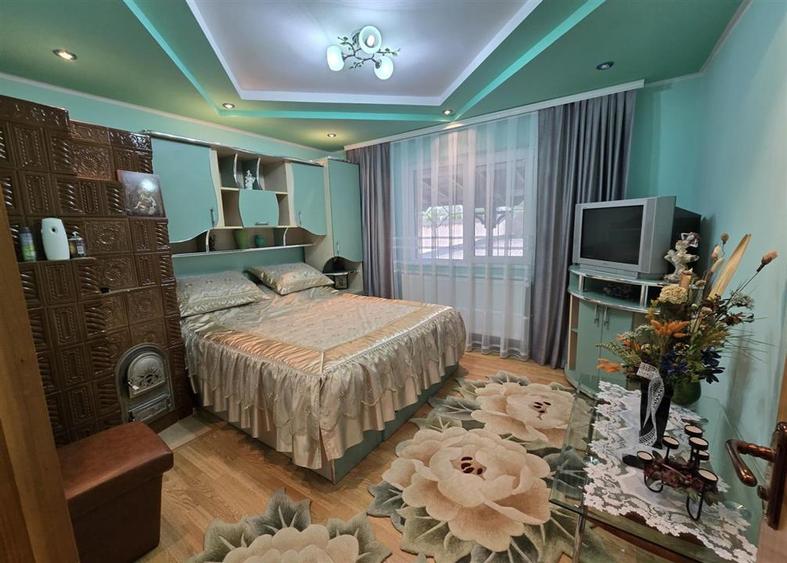 Casă individuală cu 11 camere cu Teren 5000 Mp în Central