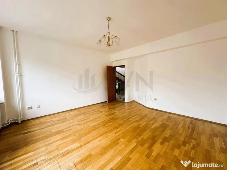 Casă cu 7 camere cu Teren 380 Mp în Domenii