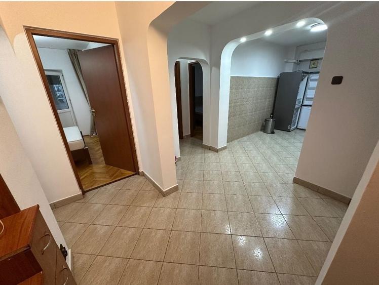 Apartament cu 3 camere decomandat în Exterior Vest