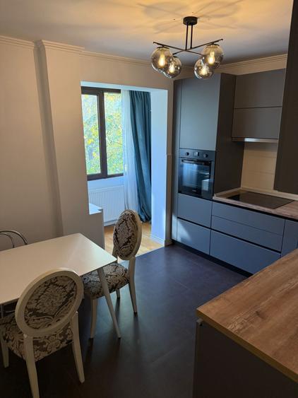Apartament cu 3 camere semidecomandat, mobilat în Circumvalațiunii
