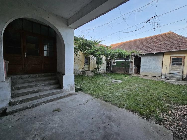 Casă cu 7 camere cu Teren 2000 Mp în Poienii de Jos