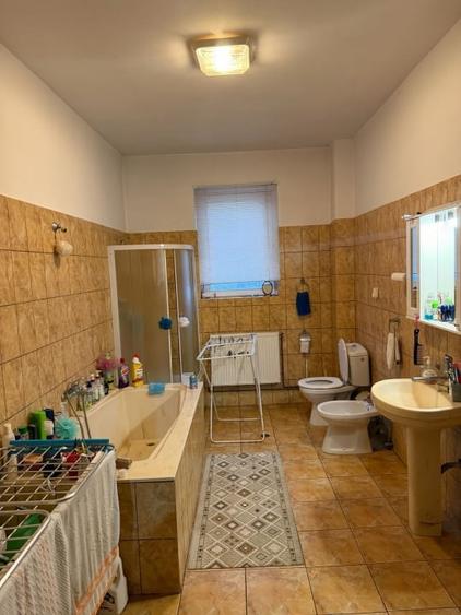 Casă individuală cu 6 camere cu Canalizare în Malu Mare