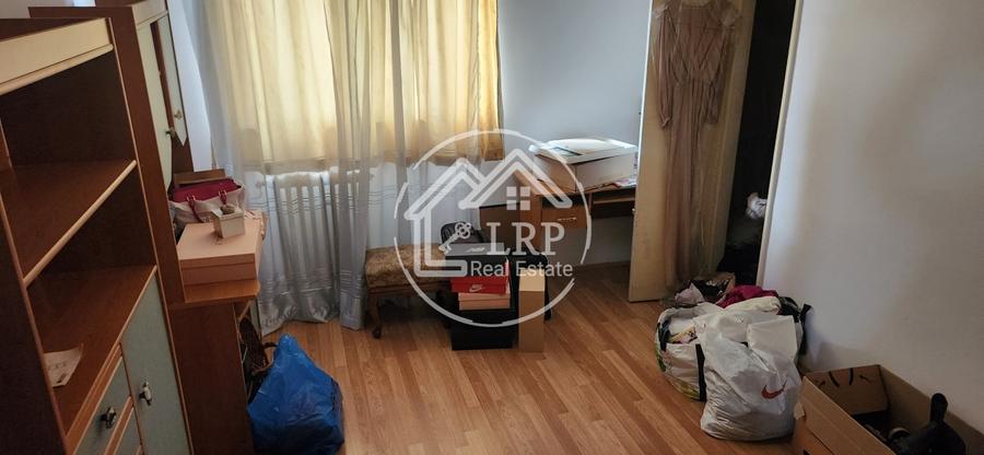Casă individuală cu 8 camere cu Canalizare în Voluntari