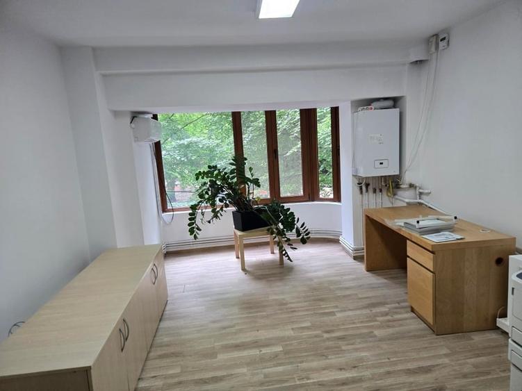 Apartament cu 3 camere semidecomandat, mobilat în Ultracentral