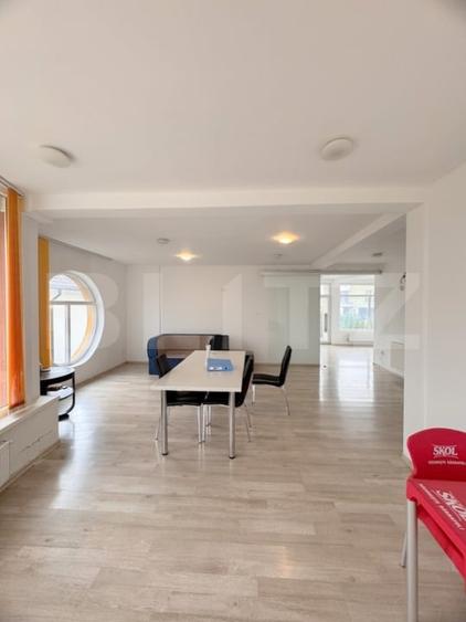 Casă individuală cu 9 camere cu Canalizare în Dâmbul Rotund