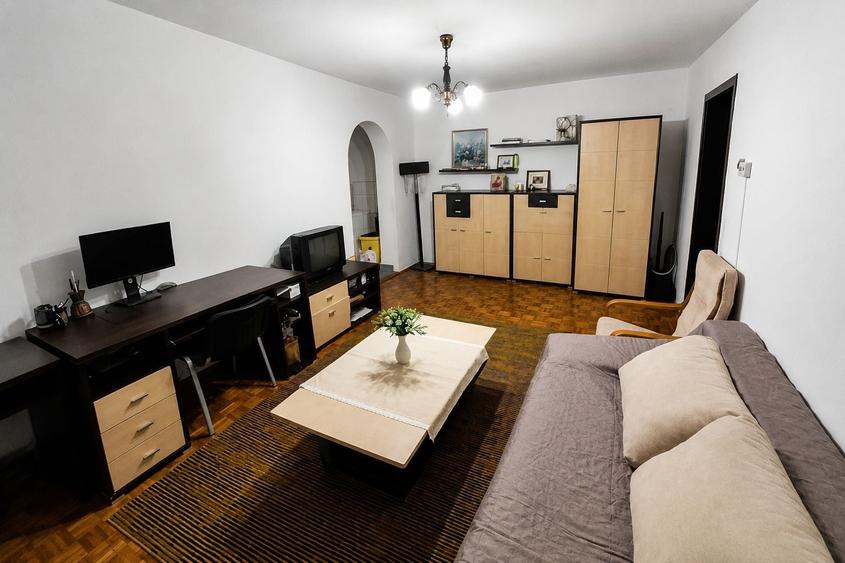Apartament cu 2 camere semidecomandat, mobilat în Central