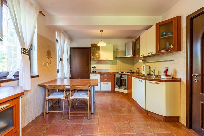 Casă individuală cu 6 camere cu Teren 850 Mp în Corbeanca