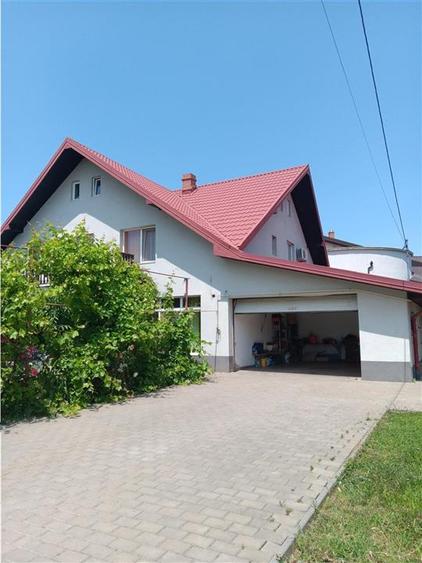 Casă individuală cu 10 camere cu Teren 700 Mp în Valea Lupului