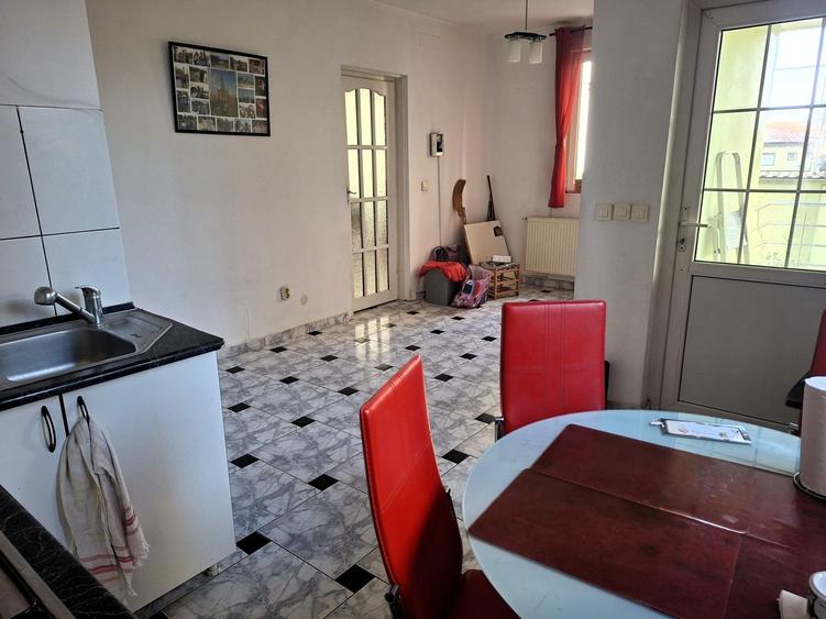 Casă individuală cu 10 camere cu Canalizare în Doamna Ghica