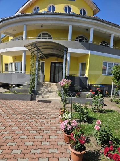 Casă individuală cu 8 camere cu Piscina în Micro 1