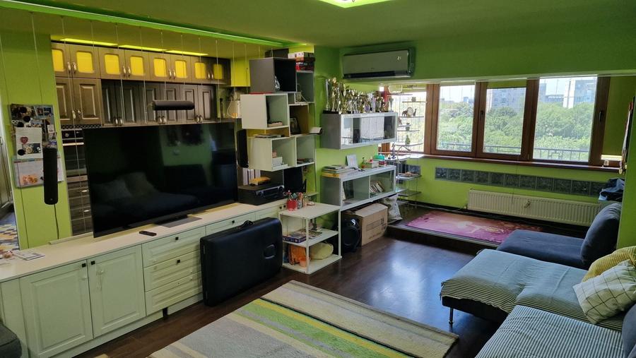 Apartament cu 3 camere semidecomandat în Central