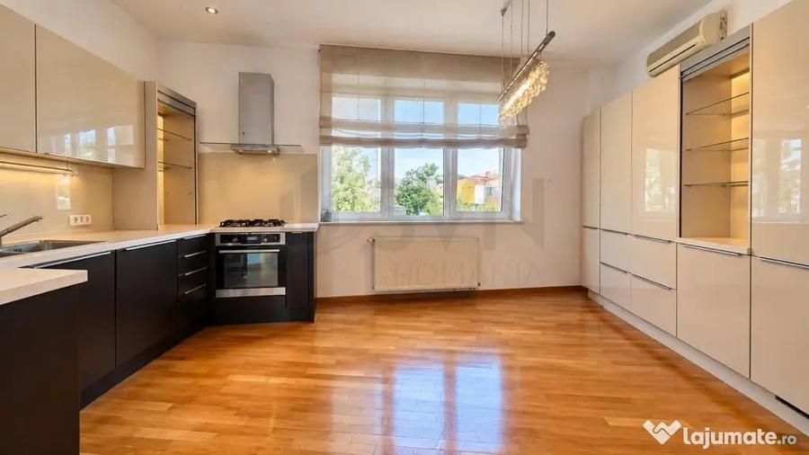 Apartament cu 4 camere decomandat în Central