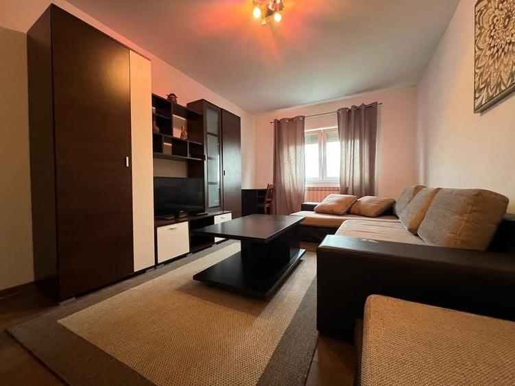 Apartament cu 3 camere decomandat în Lipovei