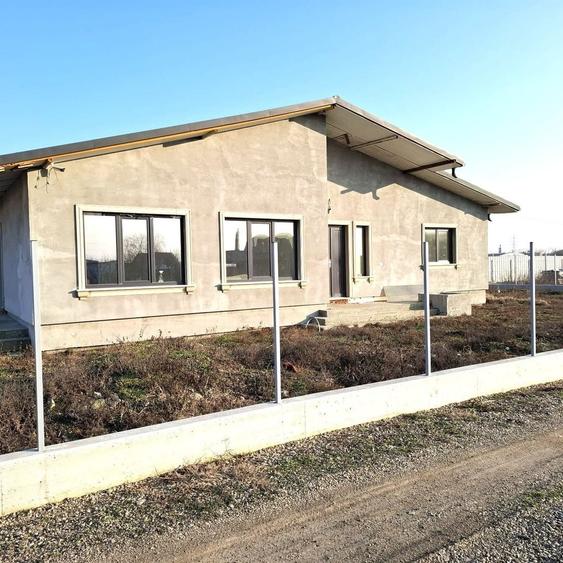 Casă cu 3 camere cu Canalizare în Exterior Nord