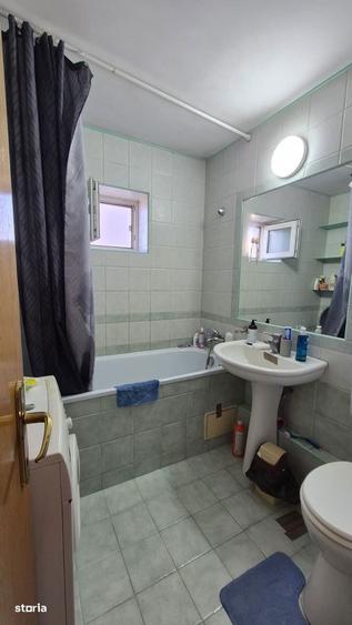 Apartament cu 3 camere semidecomandat, mobilat în Titan