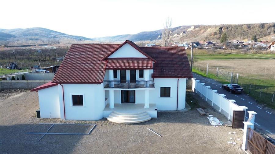 Casă individuală cu 4 camere cu Garaj în Central