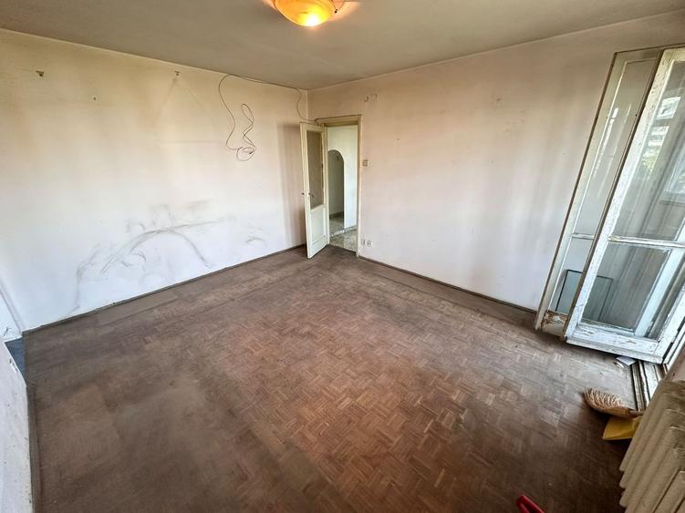 Apartament cu 3 camere semidecomandat în Victoriei