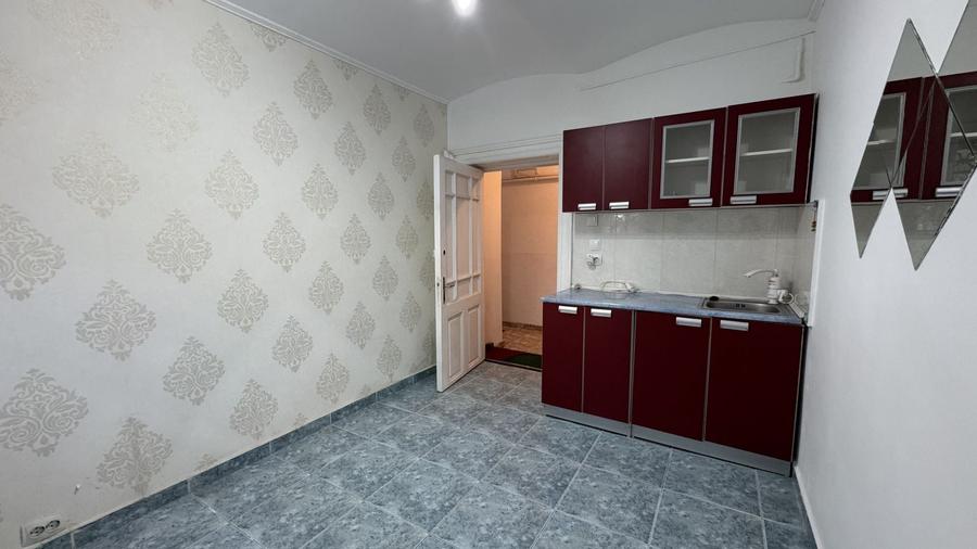 Apartament cu 3 camere semidecomandat în Calea Victoriei
