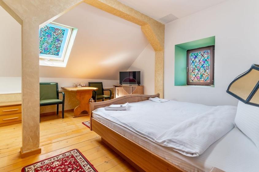 Casă individuală cu 11 camere cu Teren 792 Mp în Central