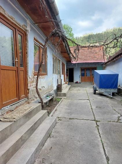 Casă cu 5 camere cu Teren 500 Mp în Petnic
