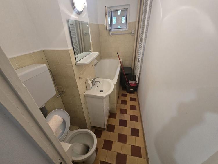 Apartament cu 3 camere semidecomandat, mobilat în Girocului