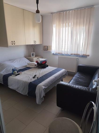Proprietar, vand apartament 3 camere decomandat, zona Donici -brutaria M49 - 1