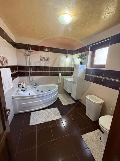 Casă individuală cu 4 camere cu Teren 2900 Mp în Colțirea