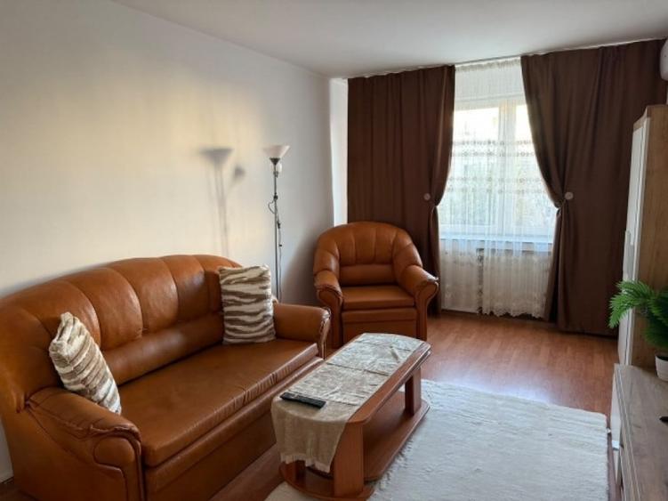 Apartament cu 3 camere decomandat în Berceni