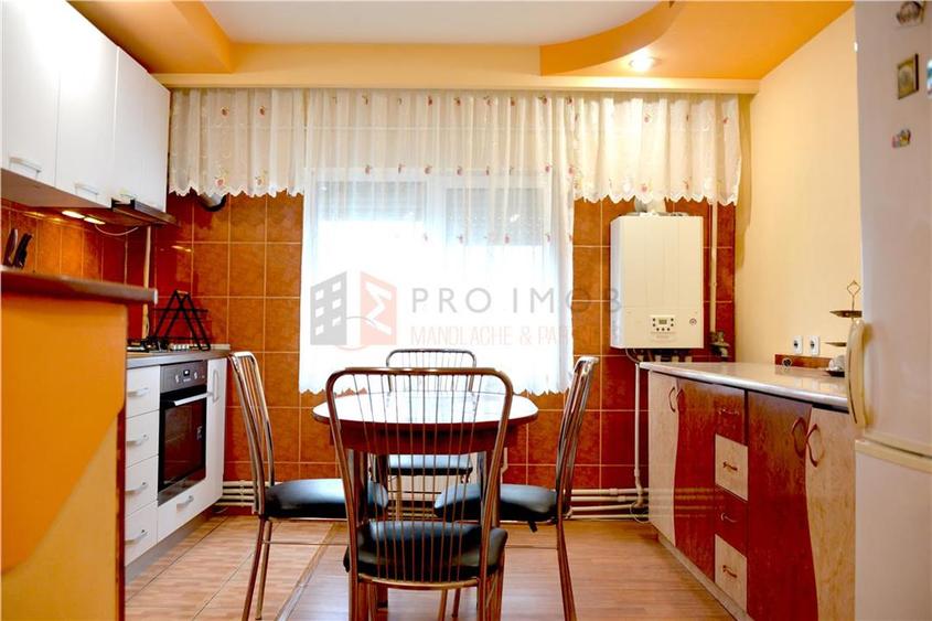 Apartament cu 3 camere decomandat, mobilat în 1 Decembrie