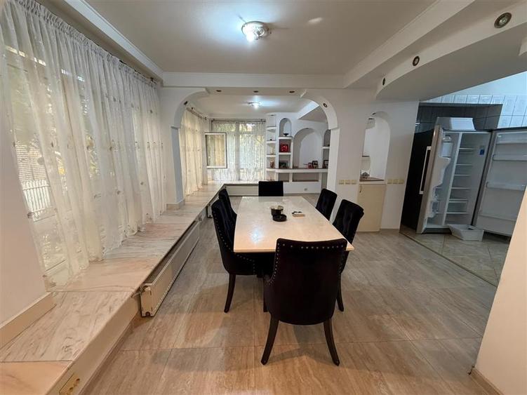 Apartament cu 3 camere decomandat, mobilat în Central