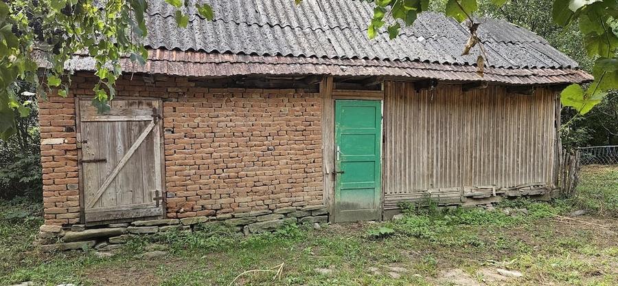 Casă cu 2 camere cu Teren 1800 Mp în Gârbou