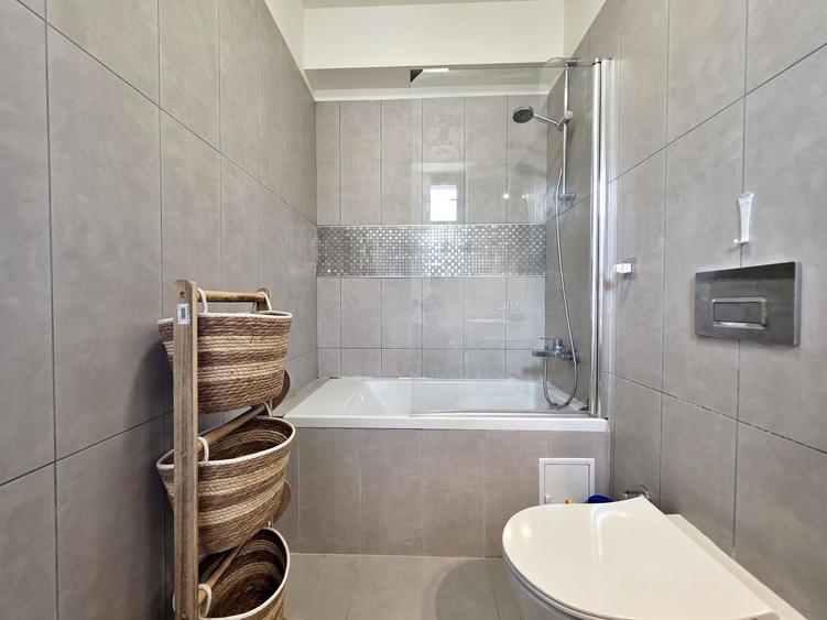 Apartament cu 3 camere semidecomandat, mobilat în Central
