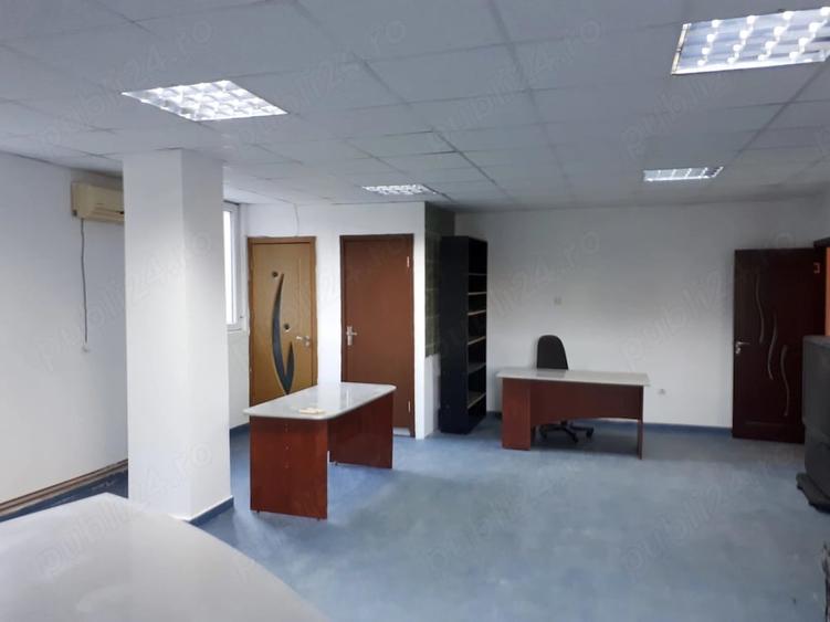 Apartament cu 5 camere decomandat în Titan