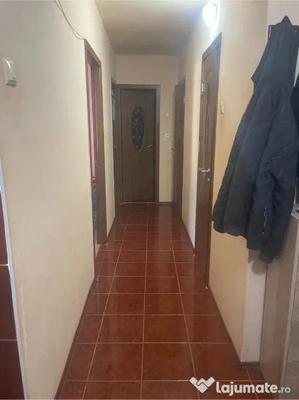 Apartament cu 3 camere decomandat, mobilat în Noua