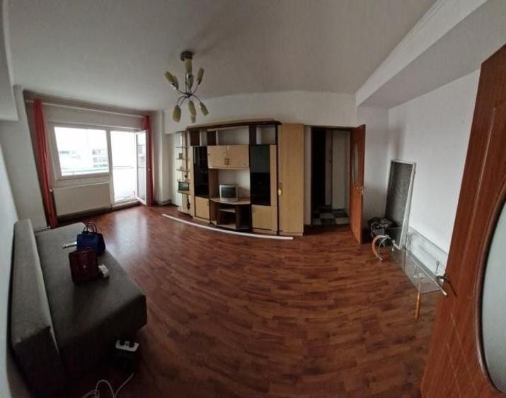 Apartament cu 3 camere semidecomandat în Trafic Greu