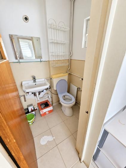 Apartament cu 3 camere semidecomandat în Baba Novac