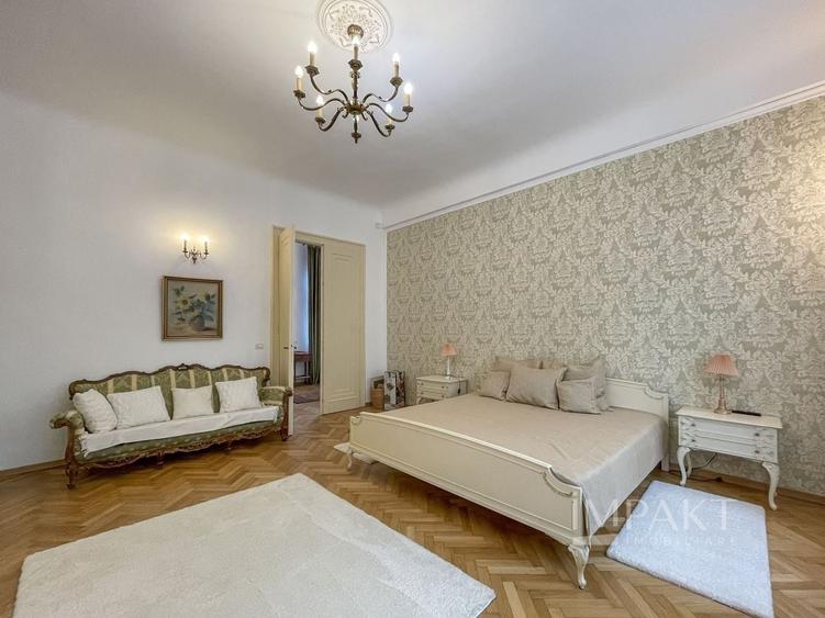 Apartament cu 3 camere semidecomandat, mobilat în Central