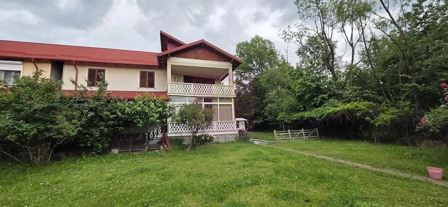 Casă cu 6 camere cu Teren 1000 Mp în Cornu