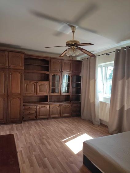 Apartament cu 3 camere decomandat în Exterior Vest