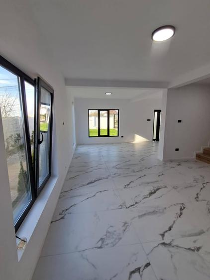 Casă cu 4 camere cu Teren 200 Mp în Est